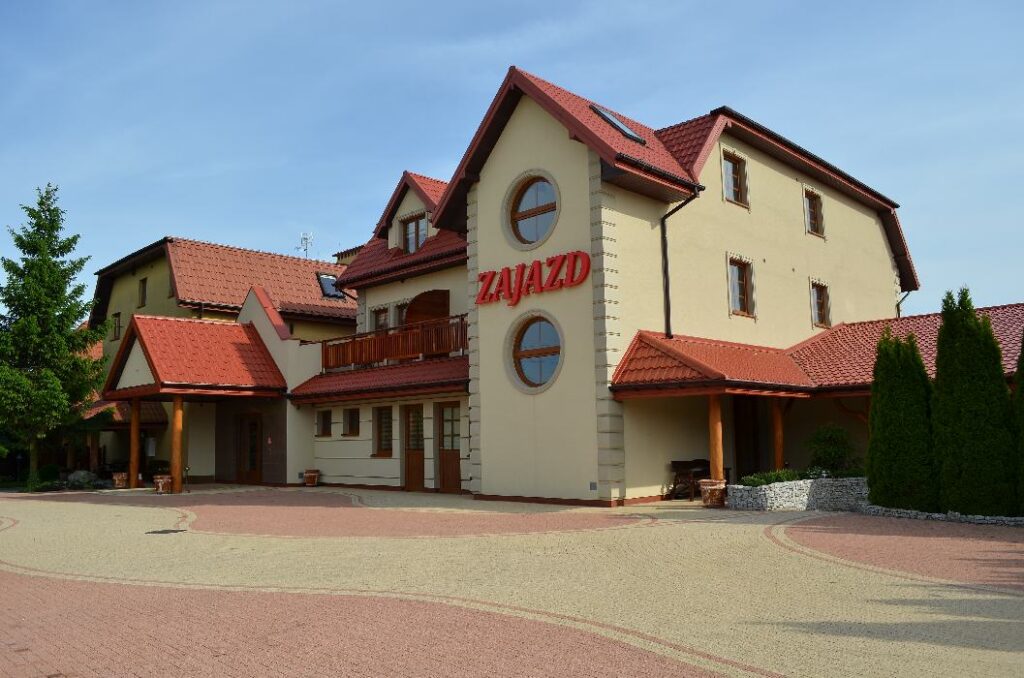 Budynek Zajazdu na Królewskiej od strony podjazdu